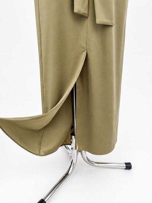 Elegancka Satynowa Sukienka Maxi ASOS Design – Kolor Szałwiowy / Oliwkowy