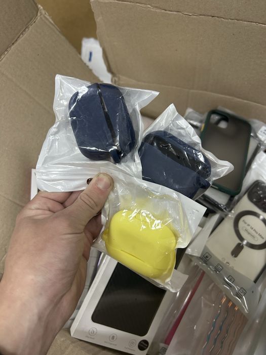 Продам все що в коробці,чохли на iPhone,AirPods,кабелі,перехідники