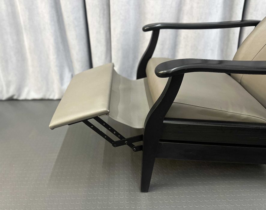 Сіре м'яке шкіряне крісло-реклайнер з підніжкою/шкіряні крісла/меблі