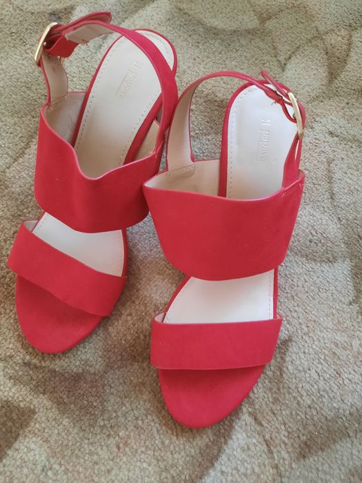 Босоніжки на каблуку