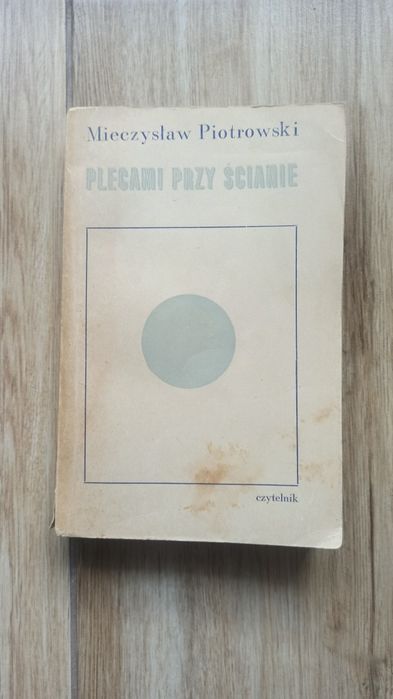 plecami przy ścianie Mieczysław Piotrowski