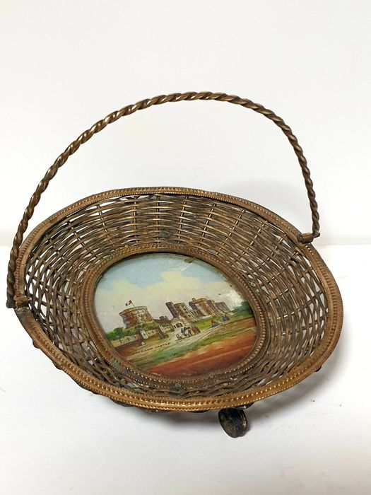 antigo cesto em metal dourado com pintura reversa do Windsor Castle