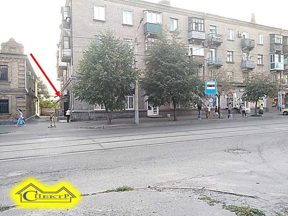 82 кв.м.  вул. Леніна(Свято-Миколаївська), 5 кабінетів .