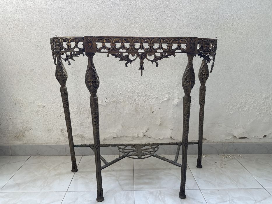 Aparador antigo em latão/bronze