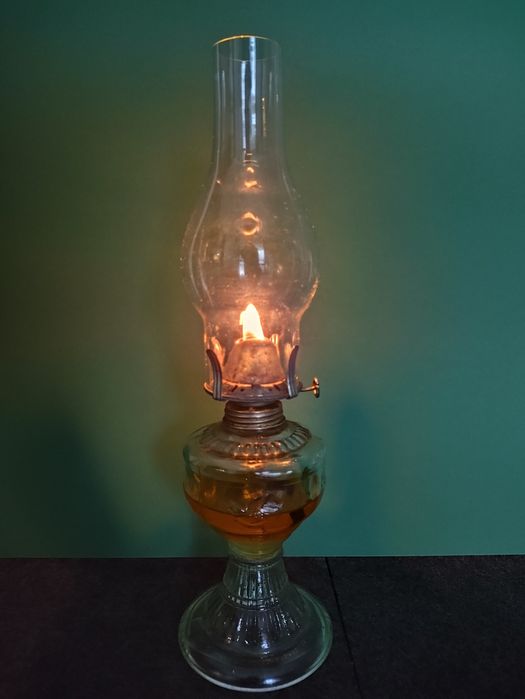 Szklana lampa naftowa z kloszem