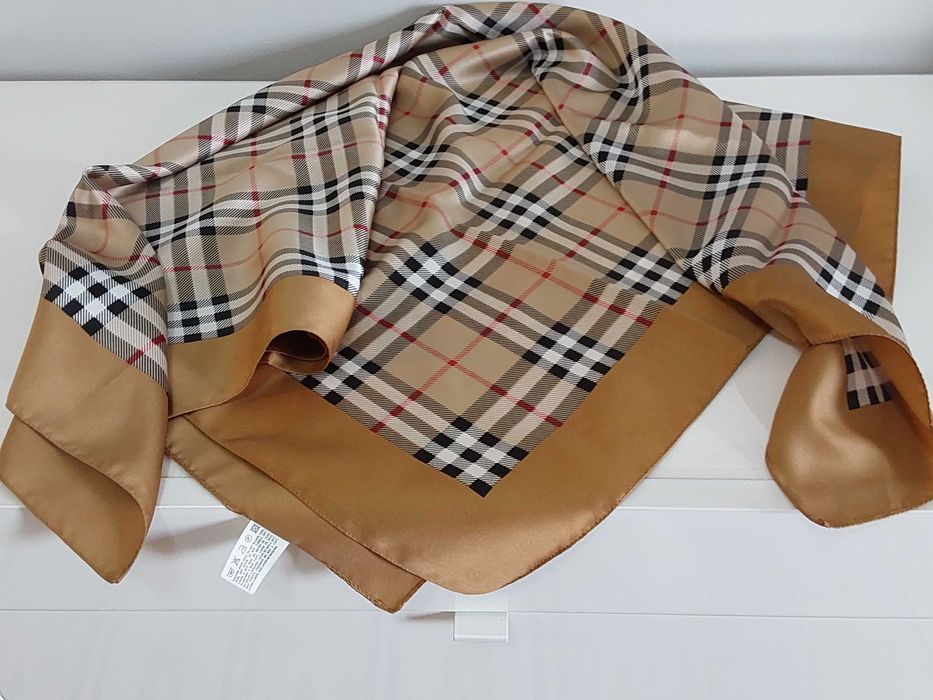 Lenço Novo inspirado no icónico design da Burberry.