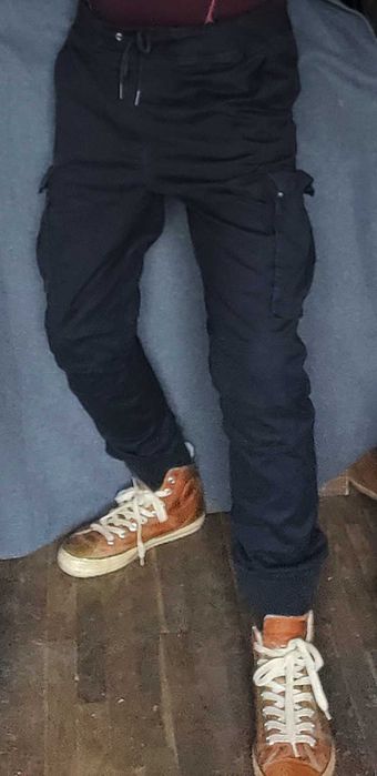 Джоггеры карго H&M поліція