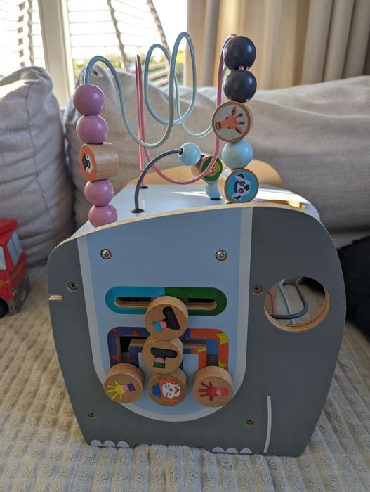 Drewniana zabawka edukacyjna, wielofunkcyjna.