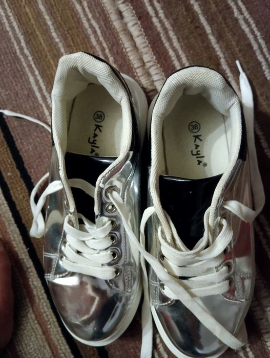 Продам чудові кросівки