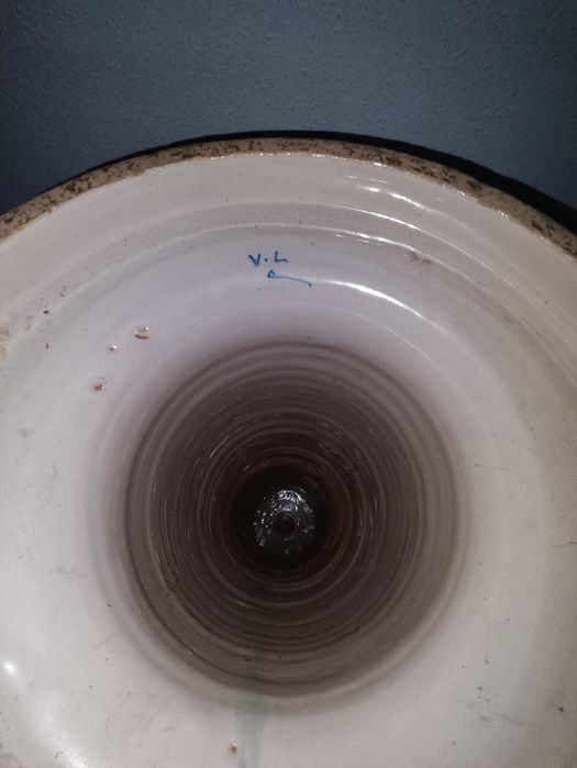 Coluna muito antiga, da conhecida cerâmica,Viúva de Lamego