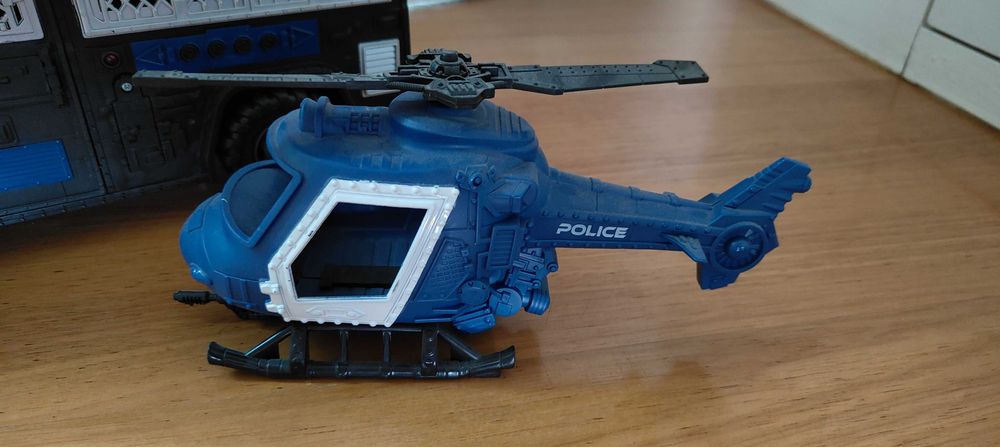 Camião da polícia com helicóptero