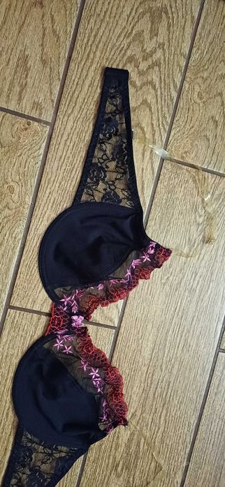 Czarny elegancki biustonosz KIK w r. 85 D