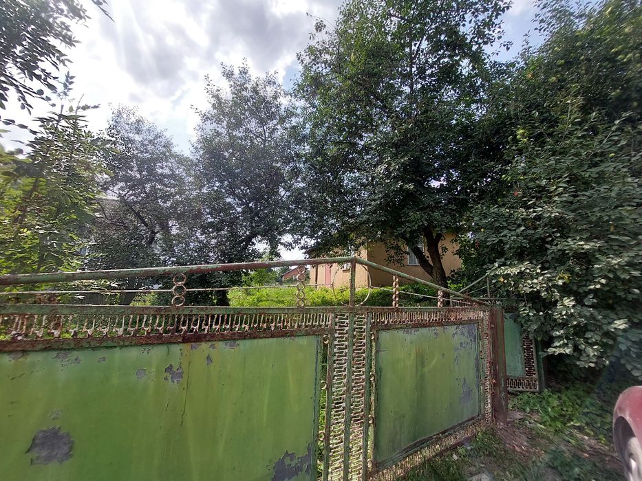 Будинок під знесення з гарною ділянкою під забудову