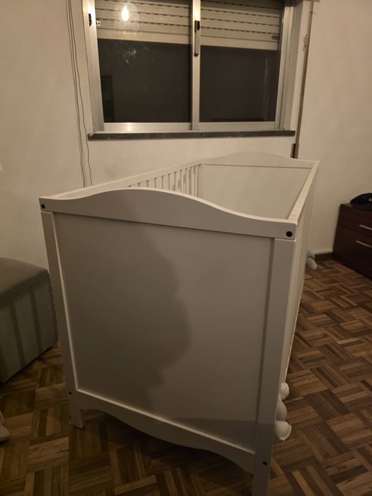 Berço branco com colchão