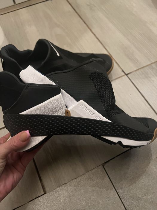 Buty sportowe z systemem łatwego zakładania