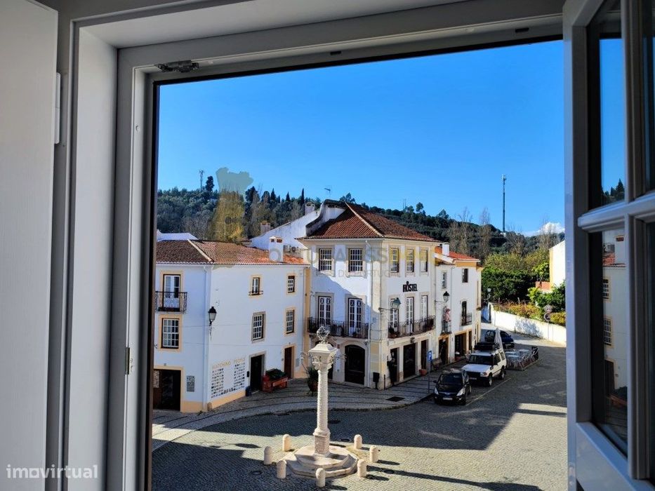 Vende-se: Apartamento Triplex Renovado no Coração de Constância.