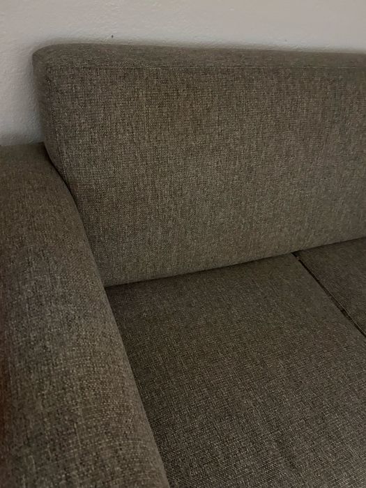 Sofá de 2 lugares com pés de palito