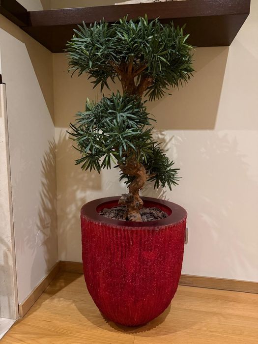 Vaso redondo com árvore artificial