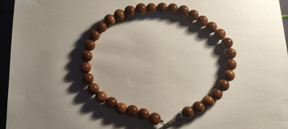 Naszyjnik piasek pustyni Goldstone – kule 10 mm – 41 cm