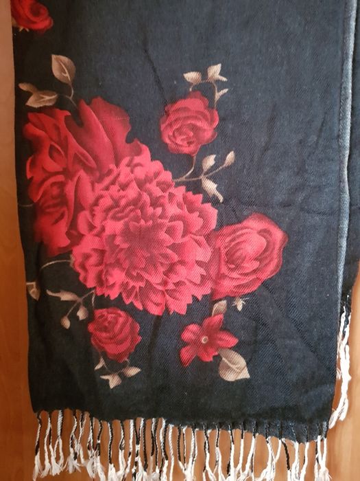 Szal apaszka nowa czarna w piękne czerwone róże