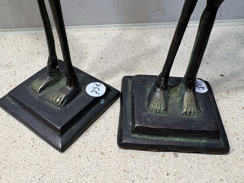 2 antigas esculturas femninas africanas em bronze 27 cm de altura