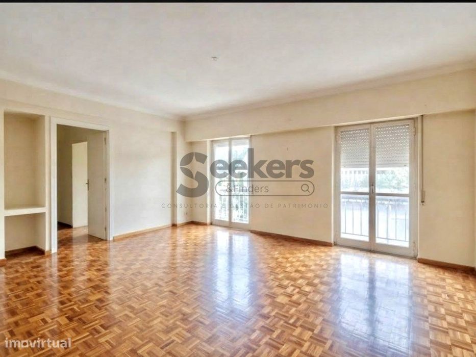 Oportunidade em Cascais! T3 (ex-T4) com Amplas Áreas e Potencial Ún...