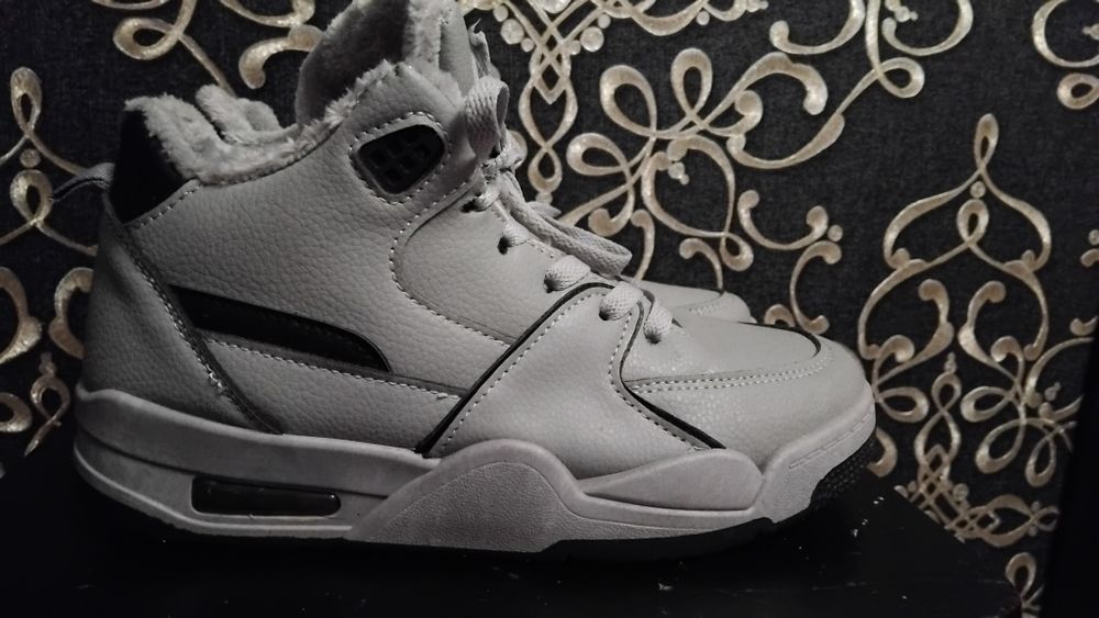 Зимние кроссовки серые утеплённые (эко кожа)