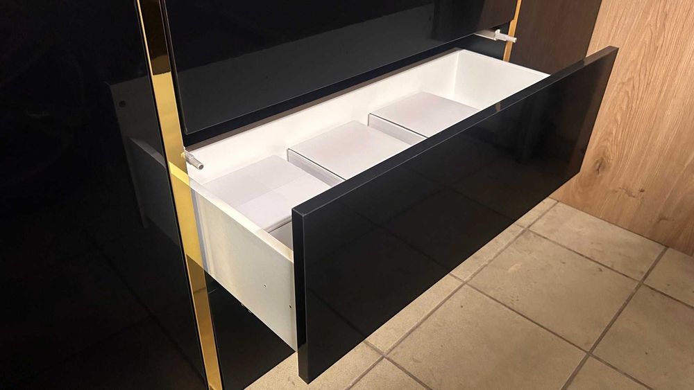 Elegancka czarna komoda