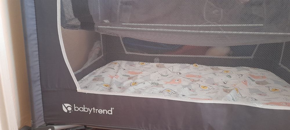 Sprzedam lóżeczko turystyczne z materacem. Półka na akcesoria dla dzieci.