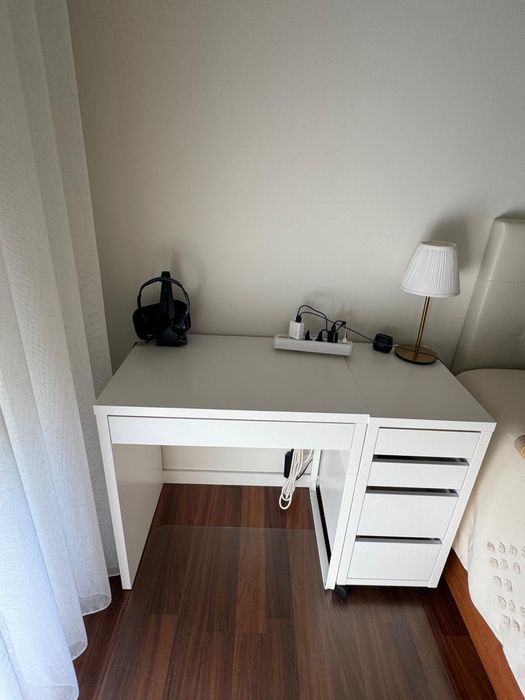 Conjunto de escritório branco com cadeira