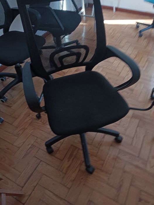 Camas , mesinhas, secretárias, roupeiros, cadeiras, móvel de entrada - 10€