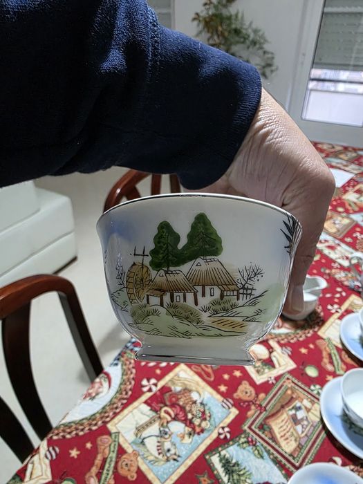 Serviço de chá oriental com imagem no fundo