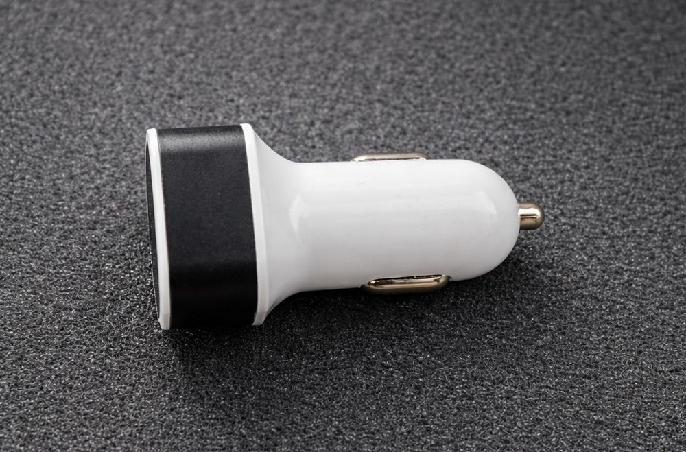 Автомобільний зарядний пристрій