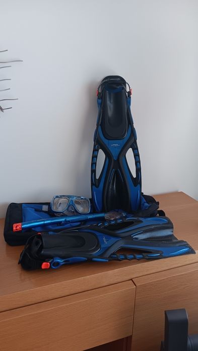 Equipamento mergulho e sapatos agua