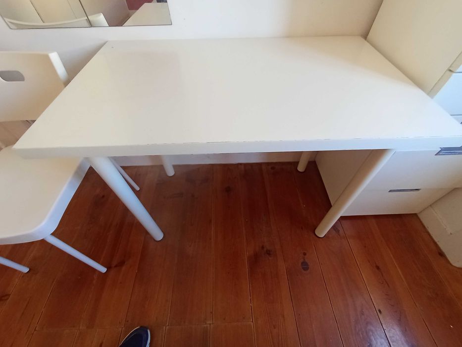 Vendo  secretária , toda branca a bom preço, peço 20€ negociável