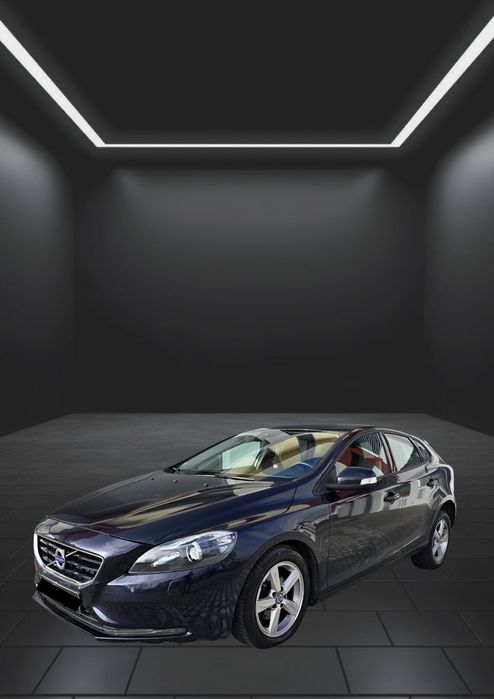 VOLVO V40 D2 - Versatilidade e Elegância Premium