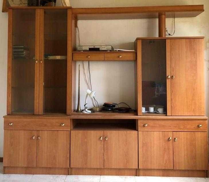 Móvel de sala com cristaleiras