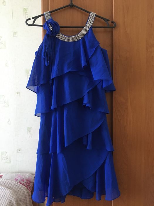 Сукня синя з рюшами