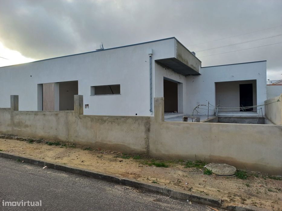 Moradia T3 em final de construção, com piscina, em Fernão Ferro