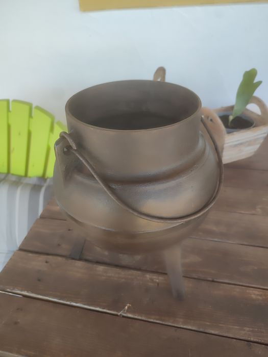 Pote com 3 pes de Ferro fundido 4L