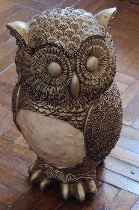 Estatueta de coruja em resina prateada