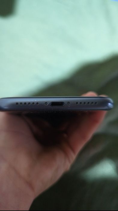 Айфон 11 чорного кольору