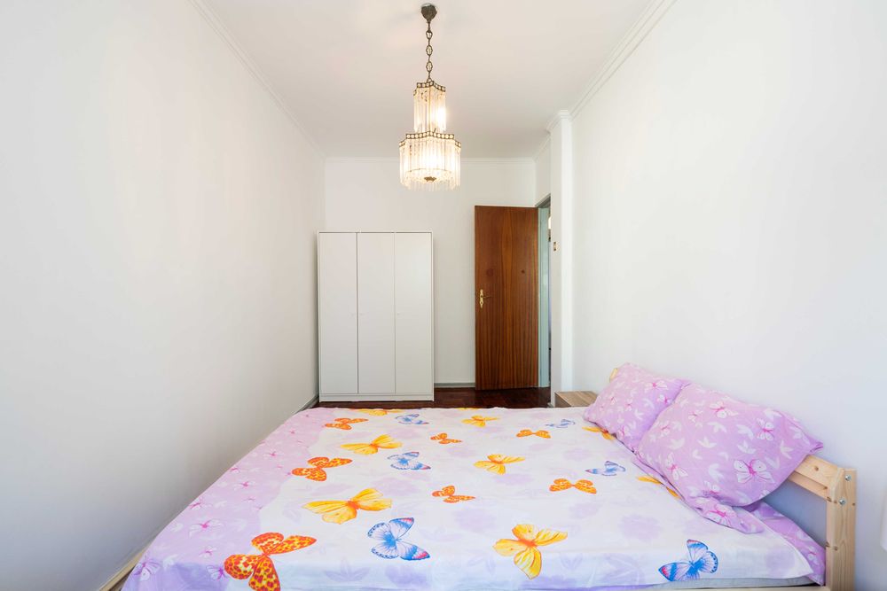 Quarto mobilado com cama de casal | 5 min Metro Pontinha | Ambiente tranquilo