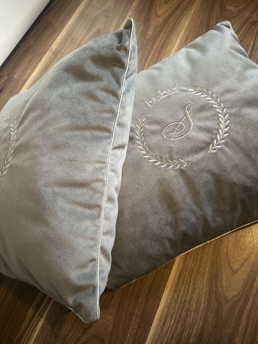 Poduszki poduszka dekoracyjne szare  Hampton S i P monogram komplet