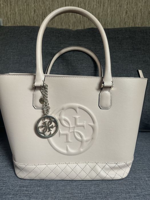 Жіноча сумка фірми Guess