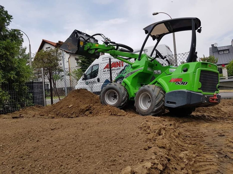 Zakładanie trawników, prace ogrodnicze, niwelacja terenu