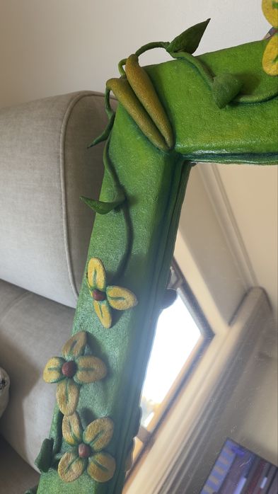 Espelho com moldura em espuma