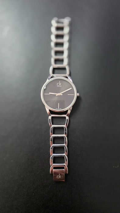 Relógio Calvin Klein, de senhora, mostrador preto, bracelete em aço