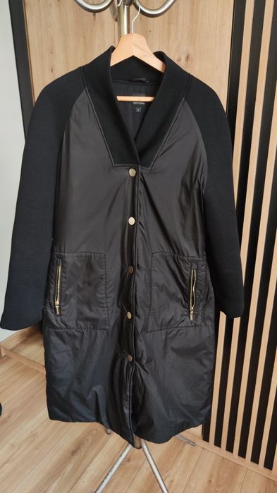 Przejściowa kurtka firmy Armani Exchange
Biust