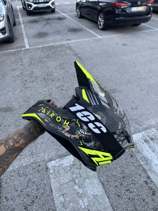 Capacete Airoh tamanho S  + oculos